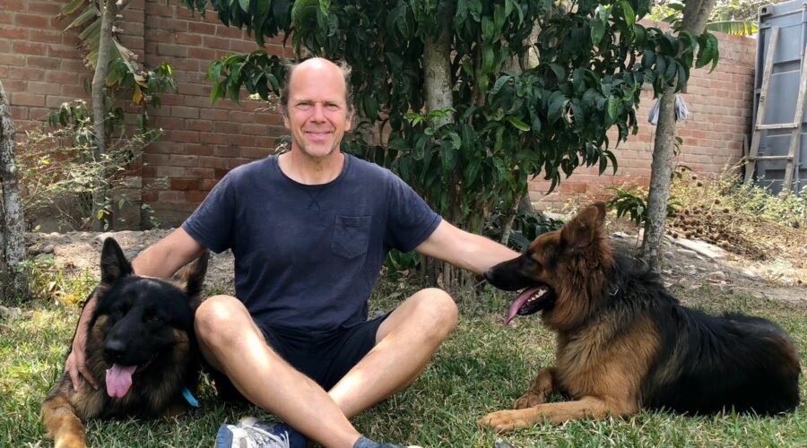 Clientes de alto nivel, celebridades y familias confían en Siegbert por su enfoque profesional y resultados comprobados. Sus técnicas de origen alemán se adaptan a las necesidades de cada perro y dueño, garantizando una relación equilibrada y armoniosa.