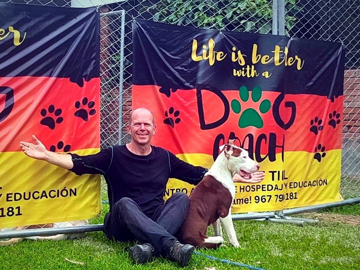 Siegbert Till, fundador de Dog Coach Academy, con un perro en el centro canino de Lima